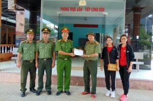 CEO Dương Hoa Lê sẻ chia khó khăn với bà con vùng lũ quét, sạt lở núi tại xã Phước Thành, Phước Lộc, Quảng Nam